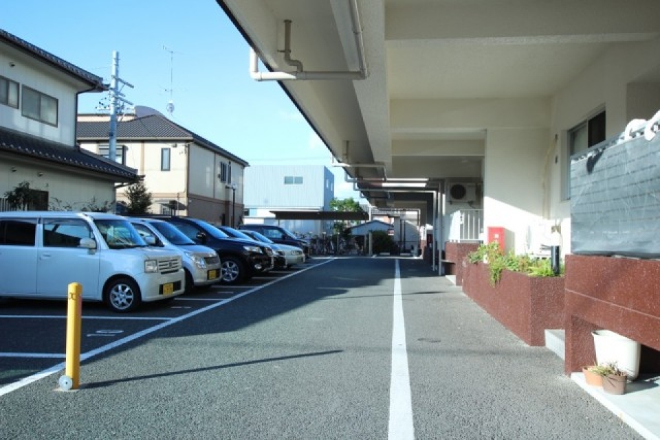 建物2階が迫り出した独特のデザイン。