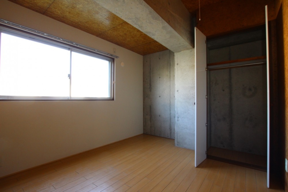 北側5.5帖のお部屋。収納もついている。
