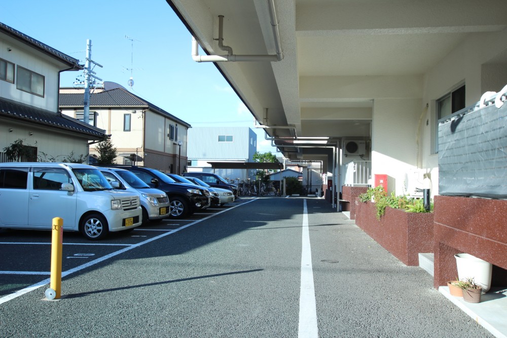 建物2階が迫り出した独特のデザイン。
