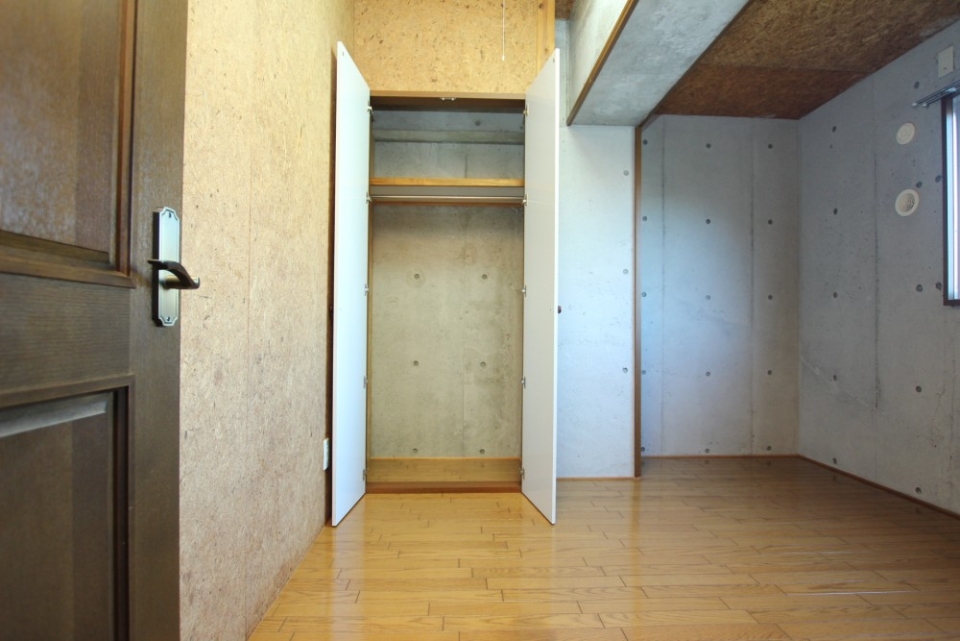 北側5.5帖のお部屋。収納もついている。