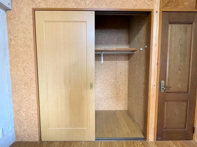 クローゼット内部。