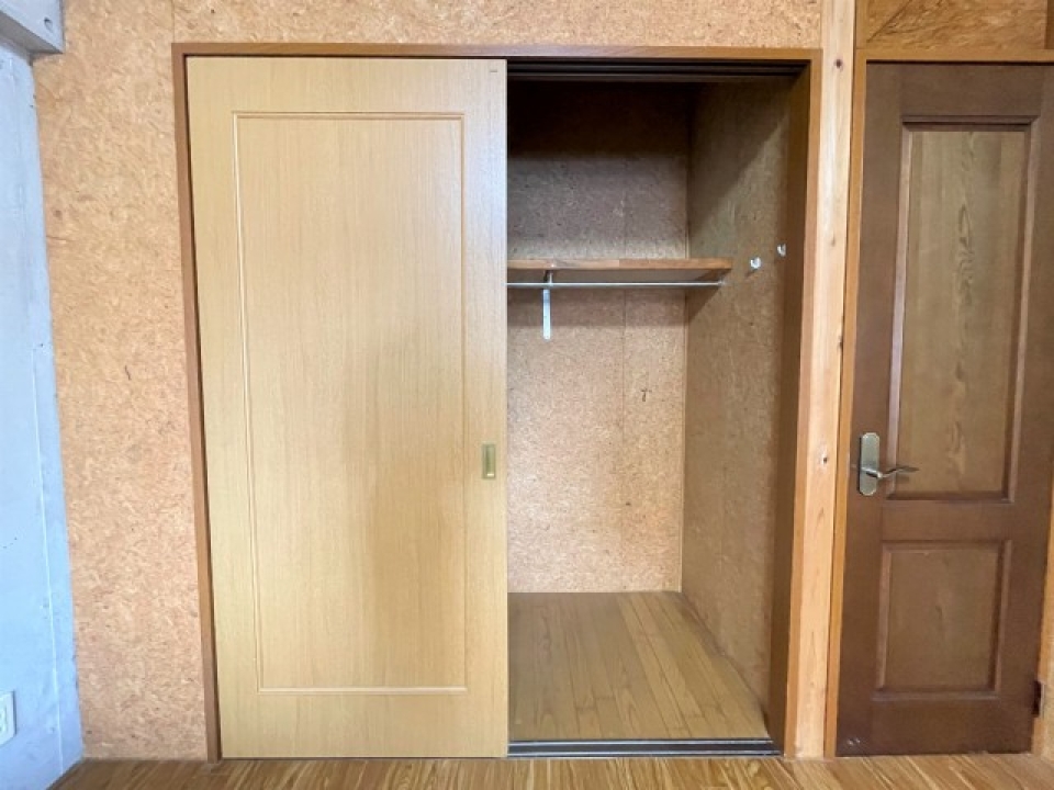 クローゼット内部。