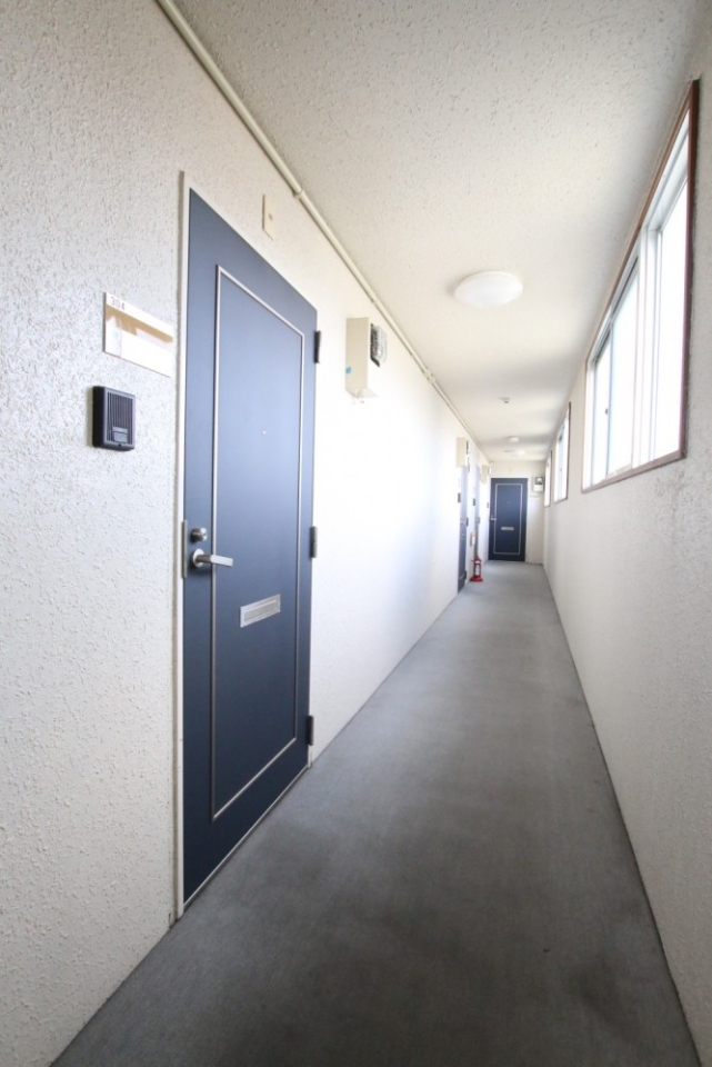 部屋にアクセスするには建物内の共有通路で。