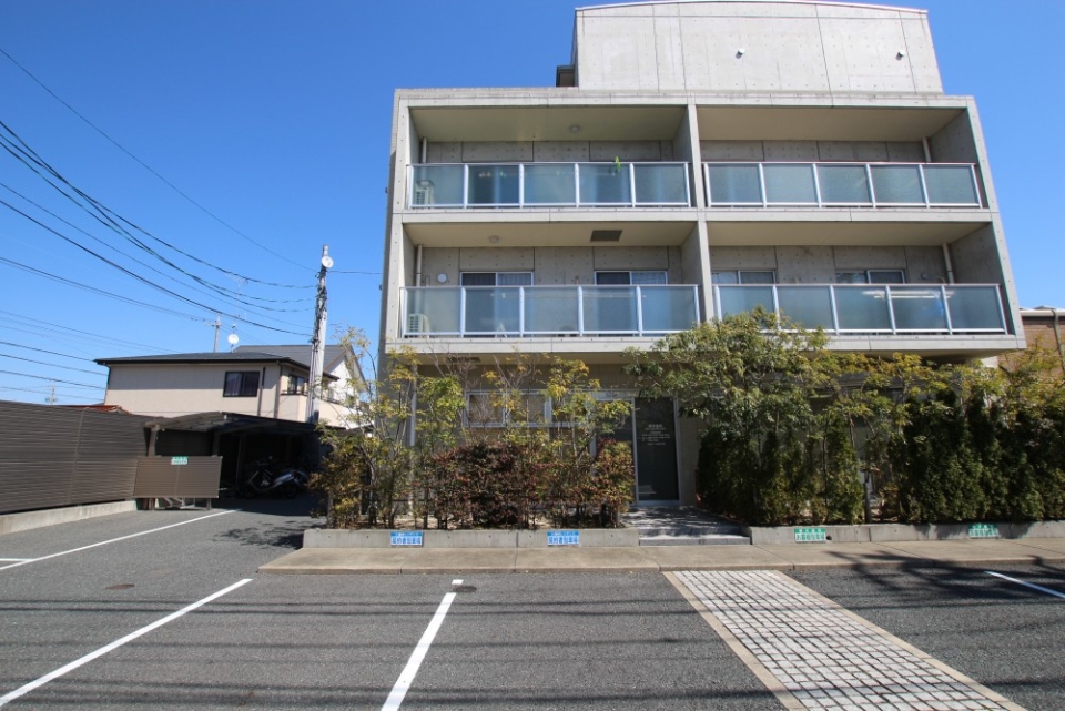 外観はコンクリート打ちっぱなし。