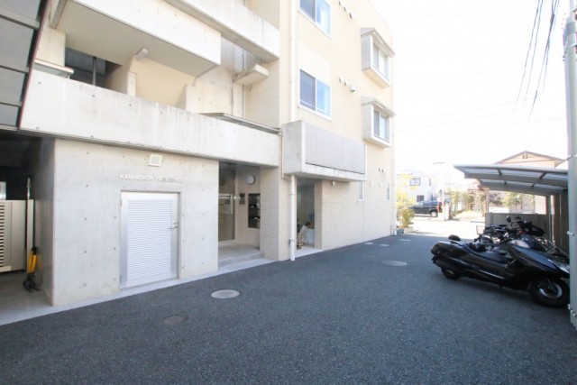 エントランスと駐輪場は北側にあります。