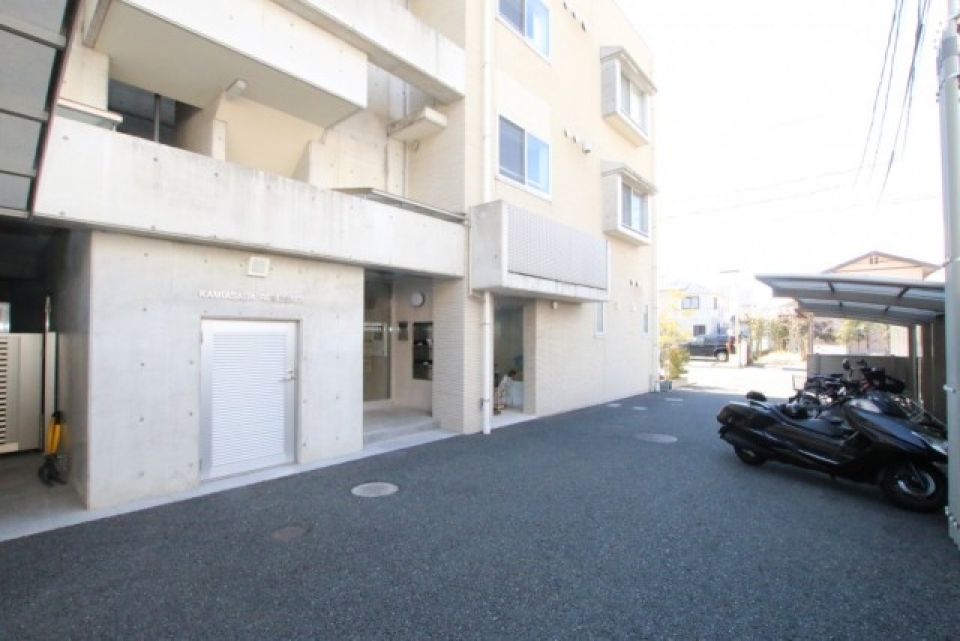 エントランスと駐輪場は北側にあります。