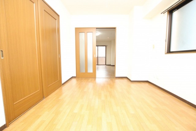 リビングへの扉を開けると、この部屋の長さを実感します！