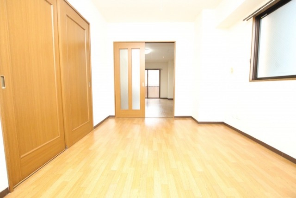 リビングへの扉を開けると、この部屋の長さを実感します！