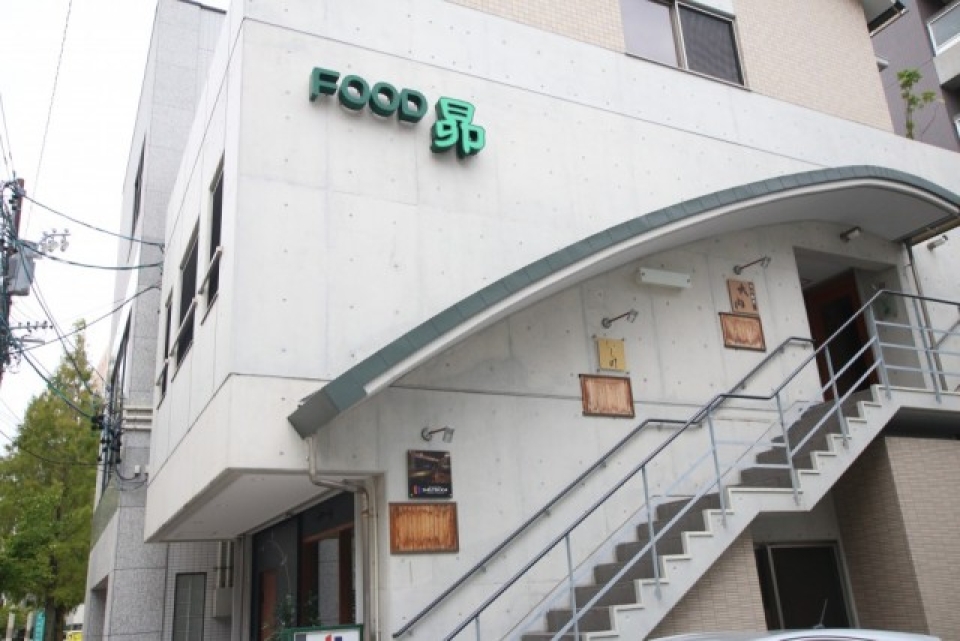 マンションの目の前には、バーやお寿司屋さんの入ったビルがありました！