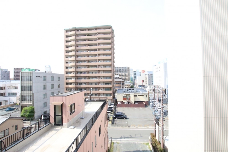北側の共有通路からの眺め。うーん街中。