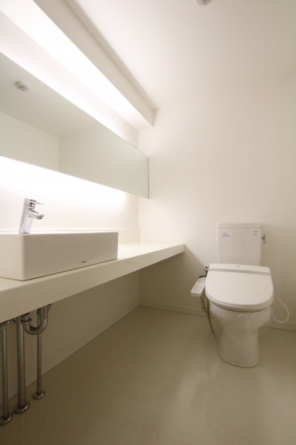 ホテルのような洗面台とトイレが一つになった空間。