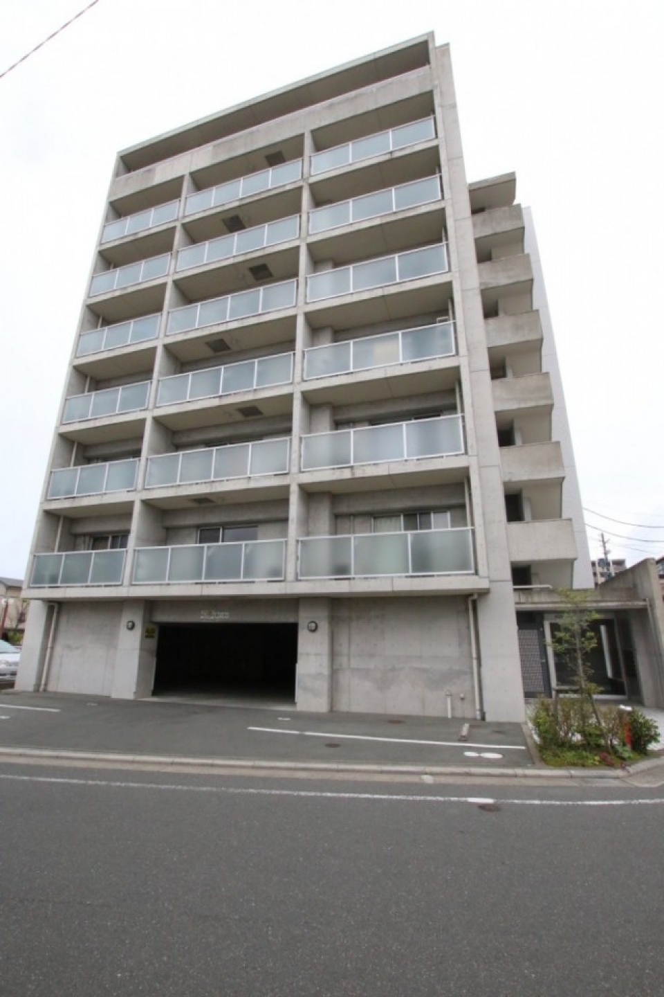 外観はまさに「コンクリート館」(笑)