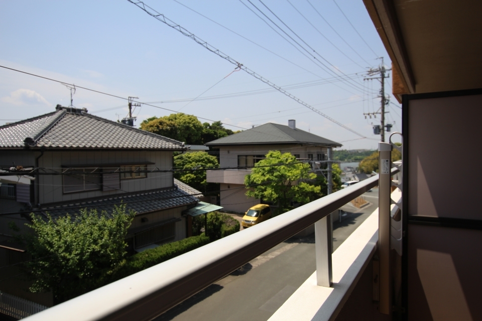 小さくですが、バルコニーから佐鳴湖が見えます。