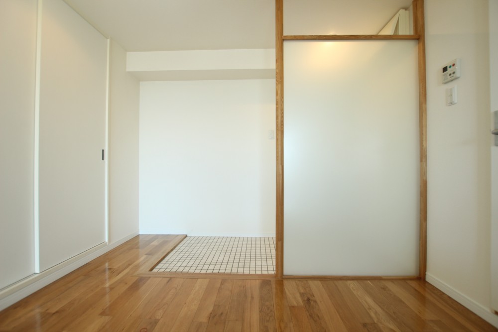 玄関には目隠しをしながら採光も取れるようになっている。