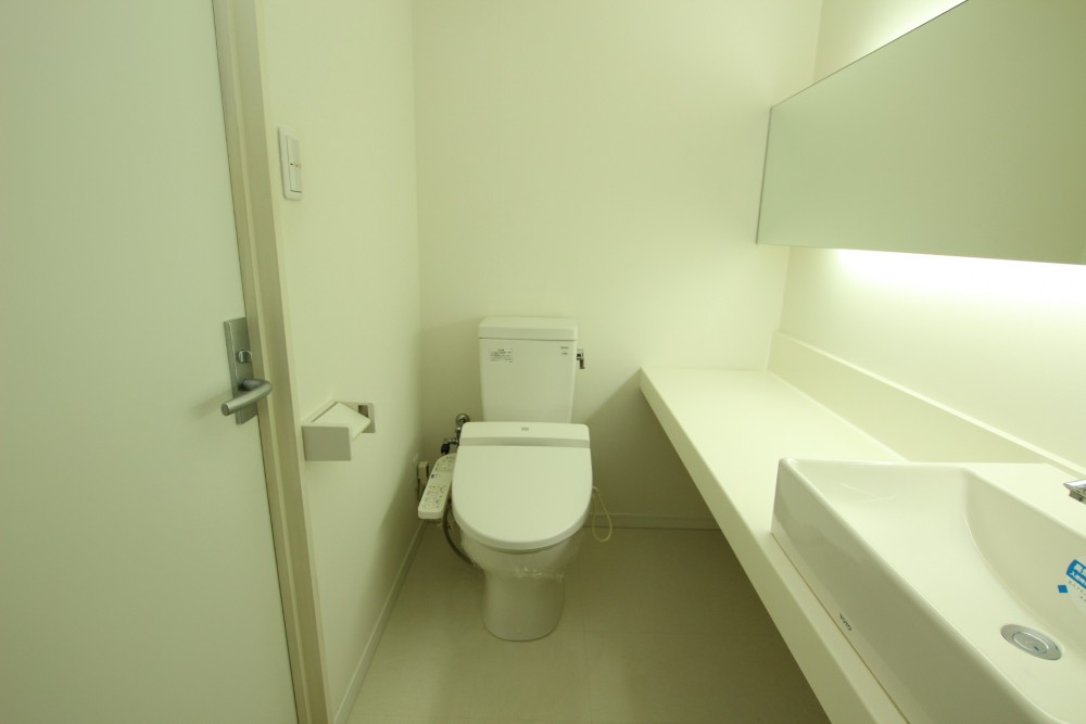 洗面とトイレの様子。間接照明がオシャレ。