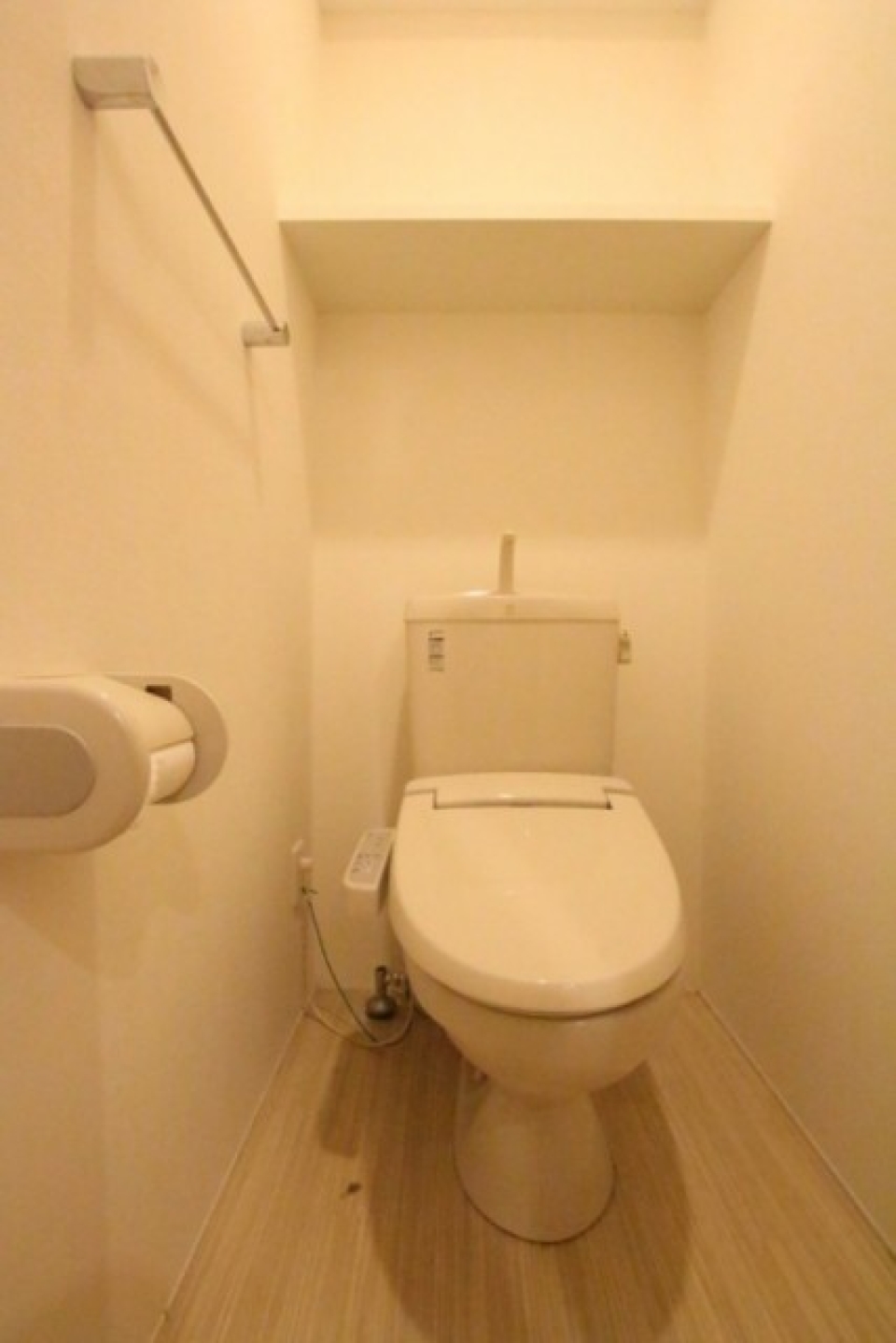 トイレはシャワートイレ付き。