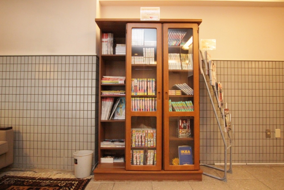エントランスに本棚。持ち帰ってお部屋で読むのもOK
