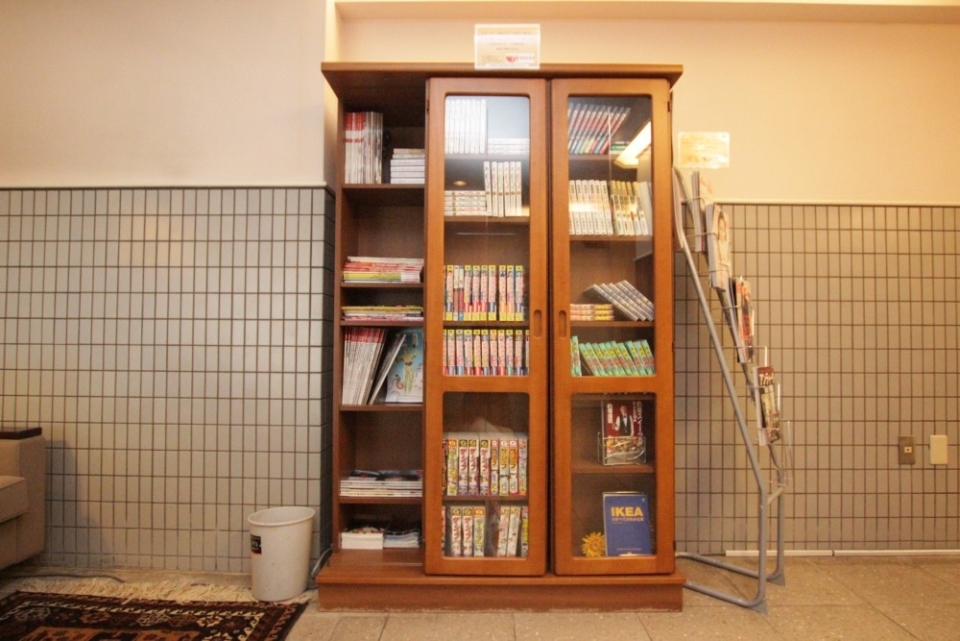 エントランスに本棚。持ち帰ってお部屋で読むのもOK