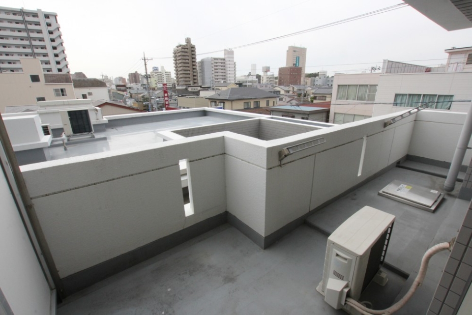 バルコニーは広め。プランターを置いて家庭菜園もいいかも