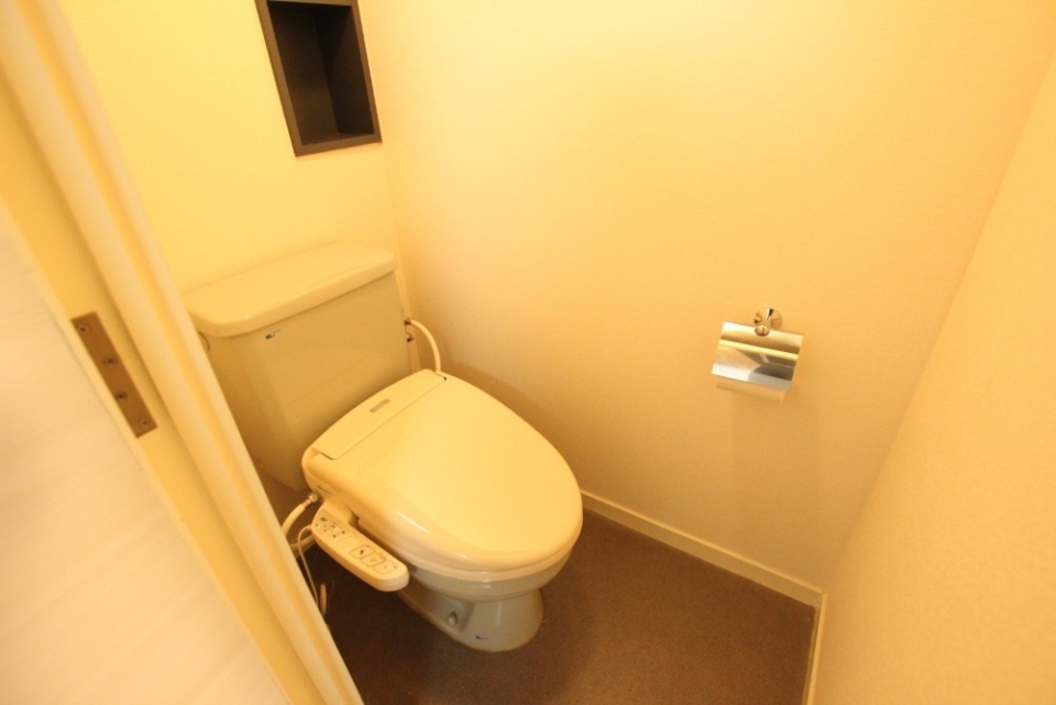 トイレは温水洗浄便座付き。