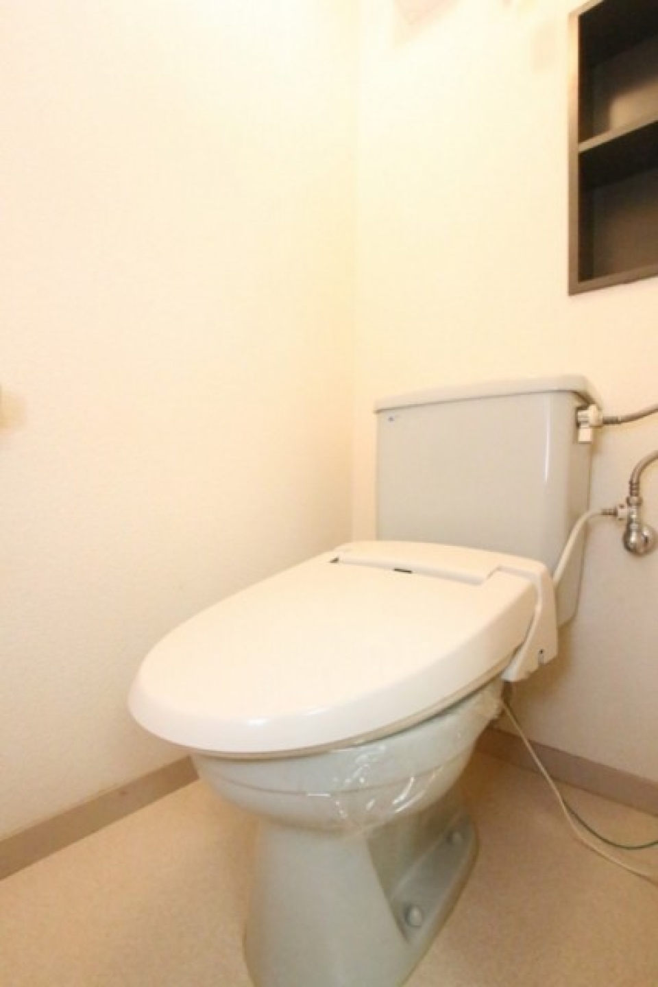 トイレはシャワートイレ付き。