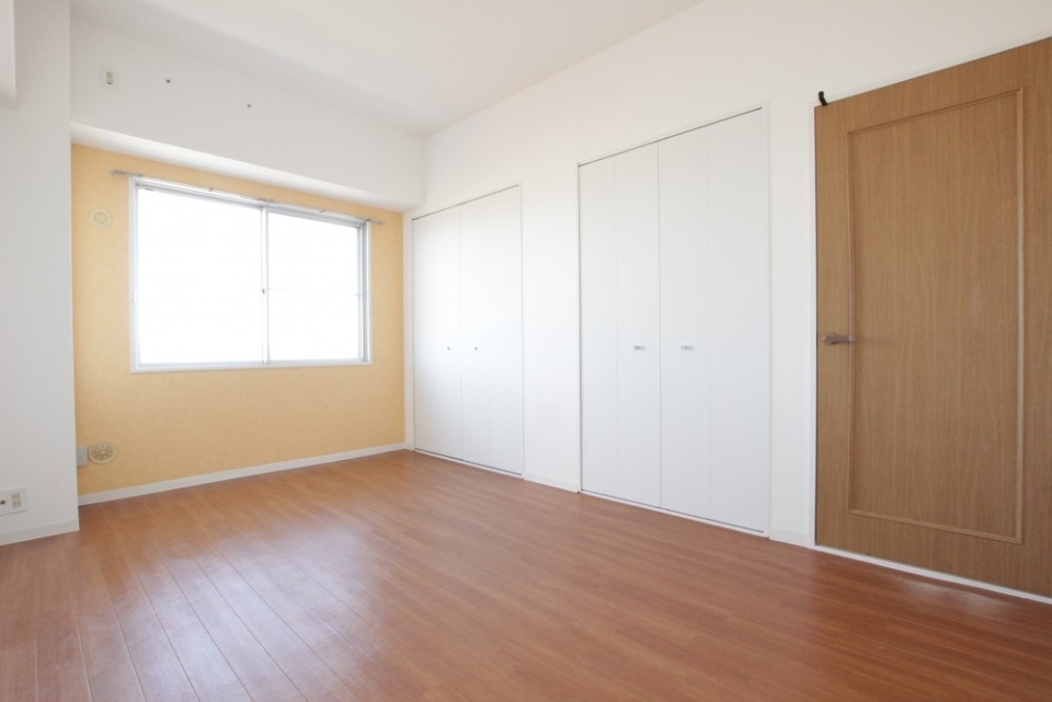 ８帖のお部屋は収納たっぷり。