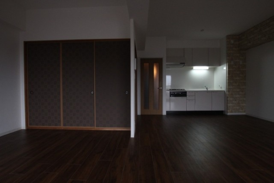 部屋が暗くなればイメージも変わる。