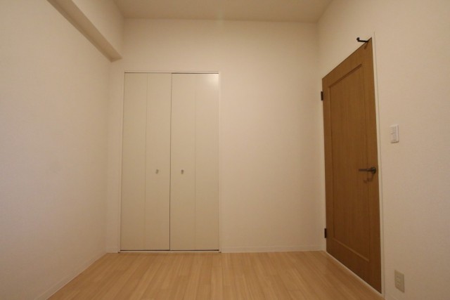 5帖の洋室、非常にシンプル。