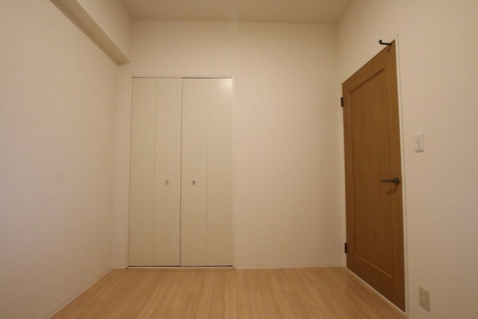 5帖の洋室、非常にシンプル。
