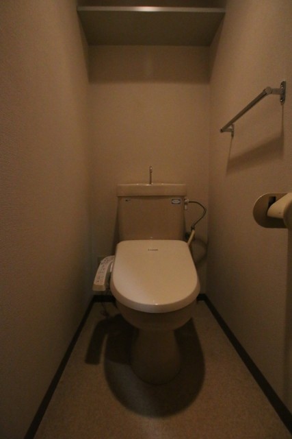 トイレは棚付き。
