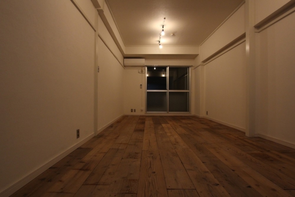 夜の帳が下りた約30㎡のお部屋