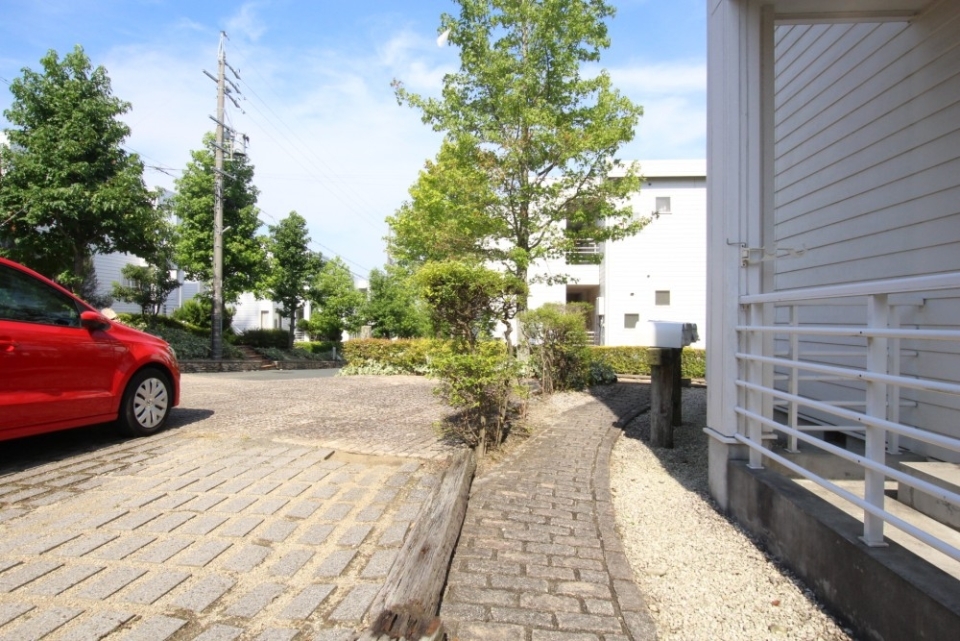 原色カラーの車が妙にマッチする町並み。