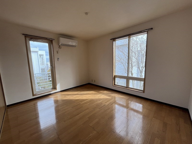 窓が多くて1階でも明るいです。