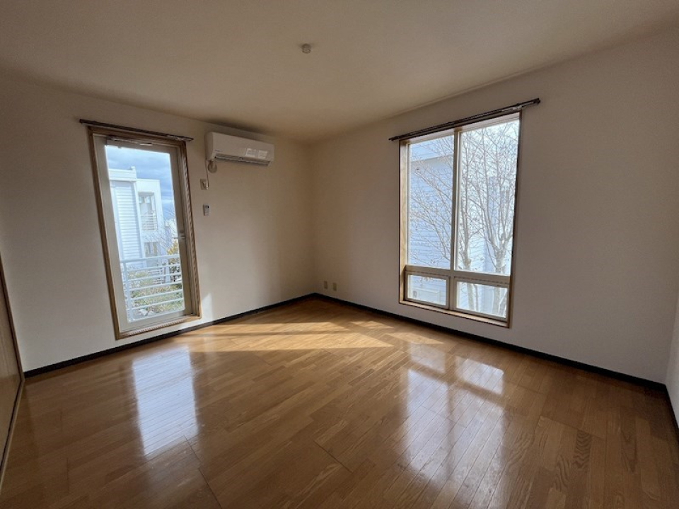 窓が多くて1階でも明るいです。