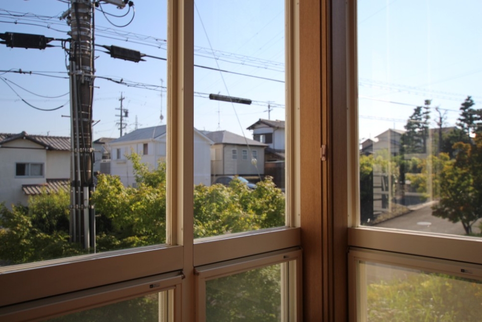 大きな窓から見えるのどかな風景