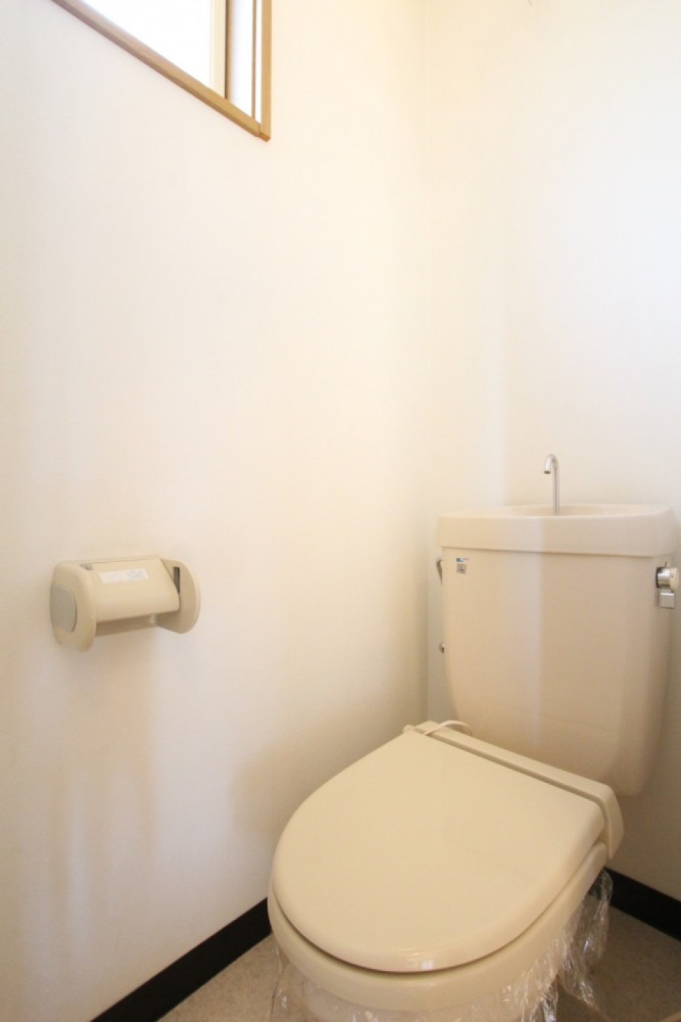 西洋風とか言ってますけど、トイレとお風呂は別です