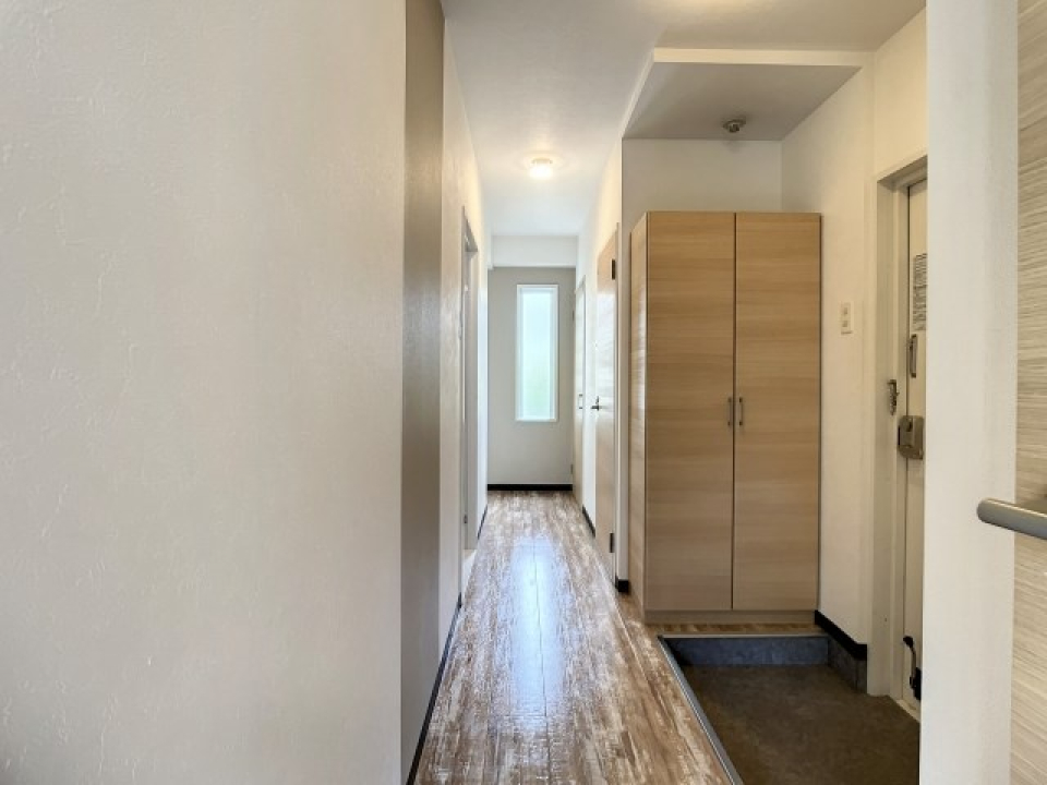廊下の先に窓