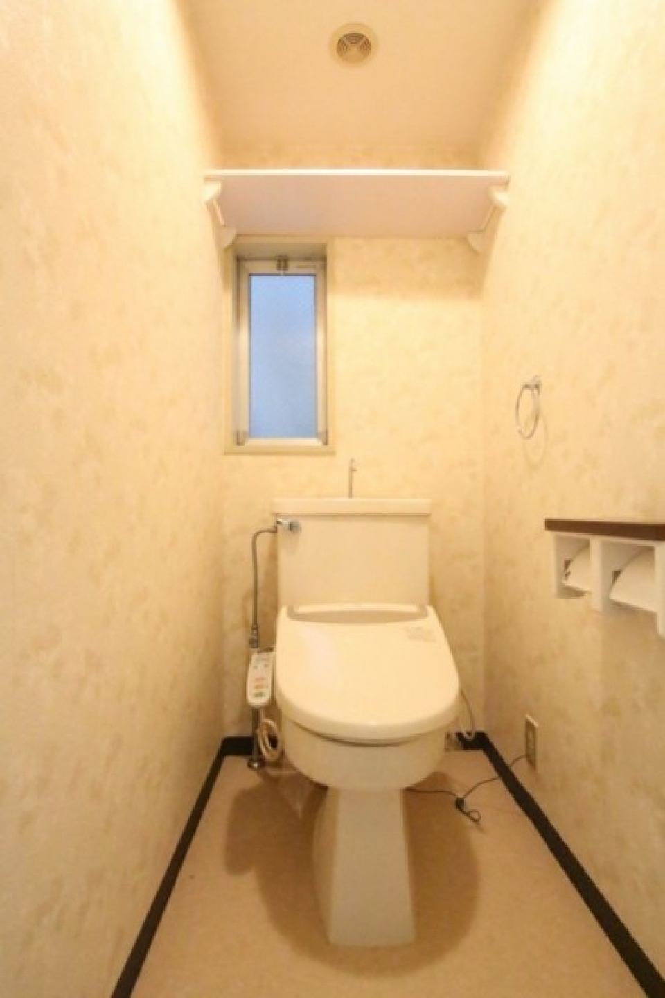トイレはシャワートイレ付き。