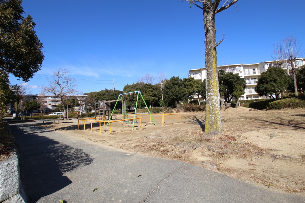 敷地内にある子供の遊びはプレイロット。