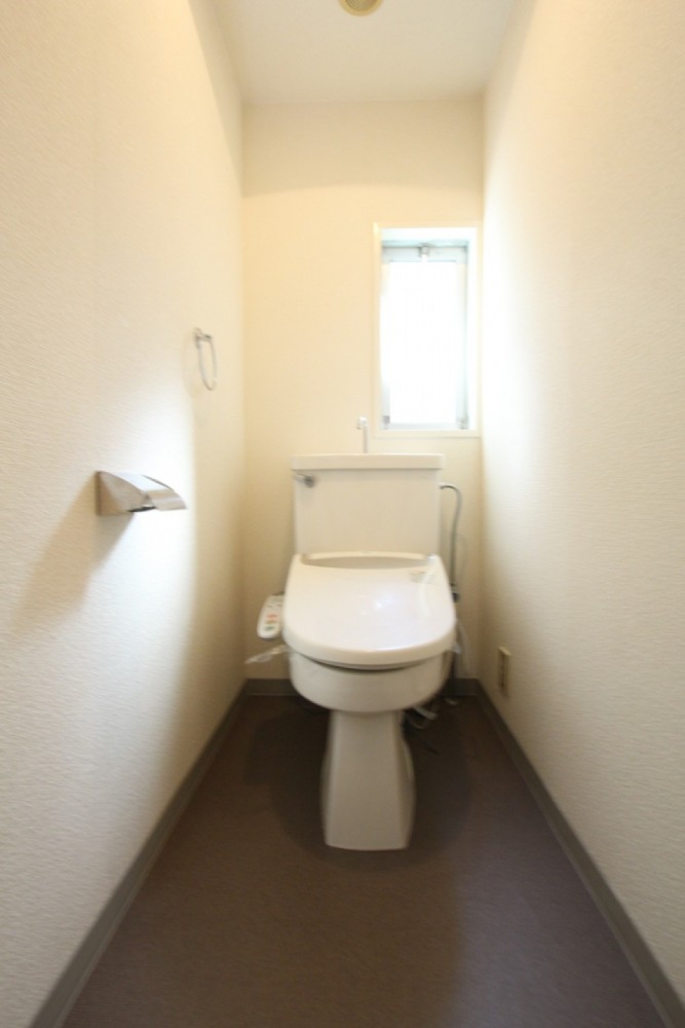トイレはシャワートイレ付き。