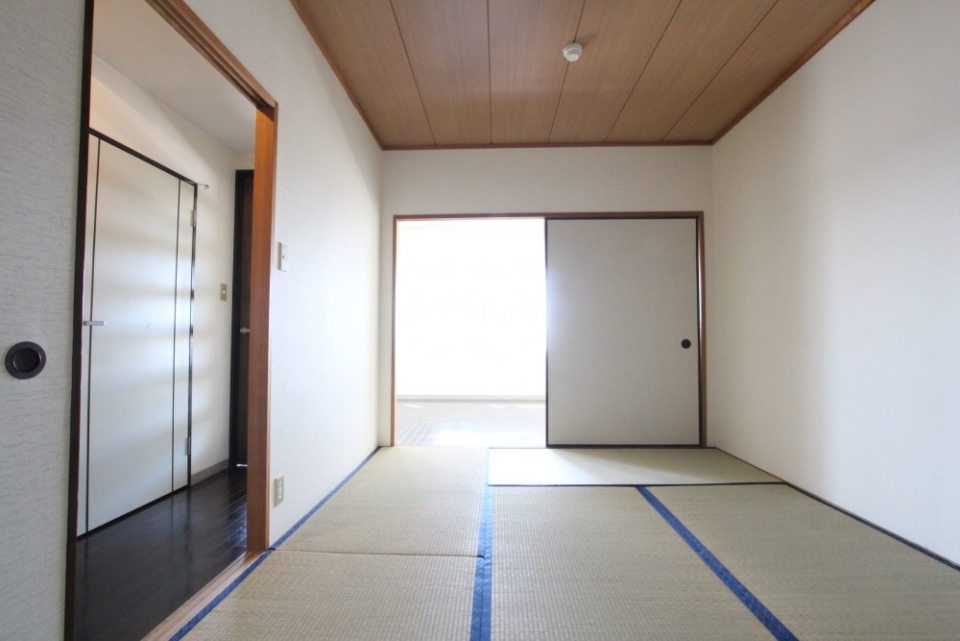 昼寝するにはベストスポットの和室。