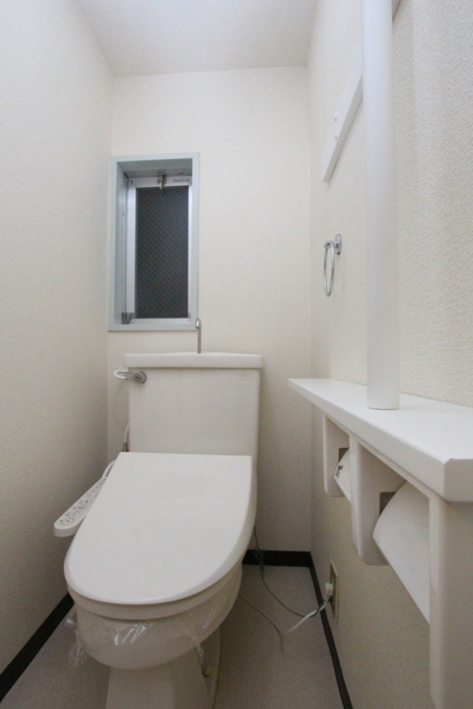 トイレはシャワートイレ付き。