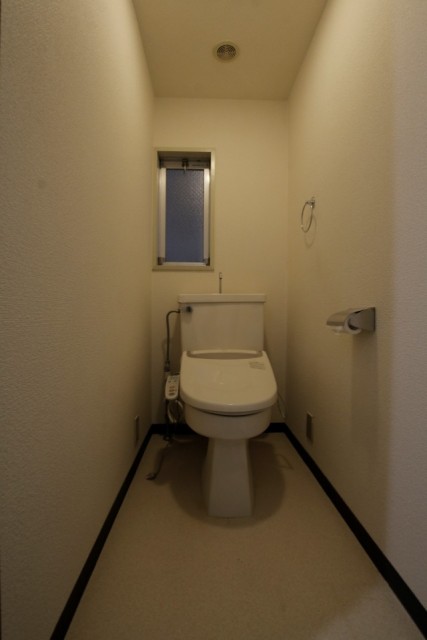 トイレも窓付きです。