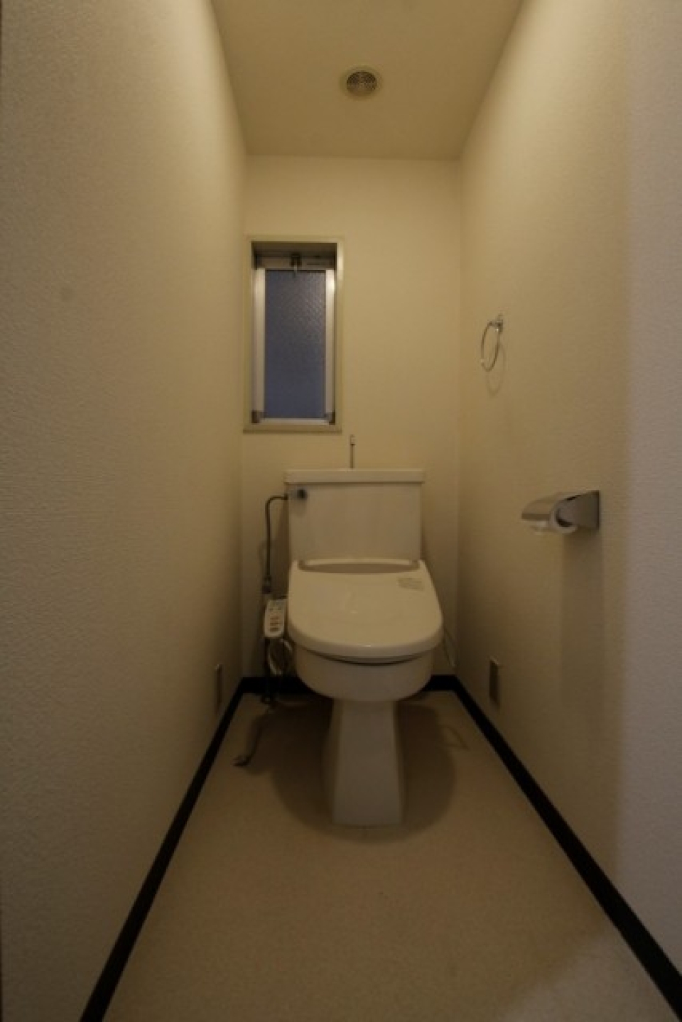 トイレも窓付きです。