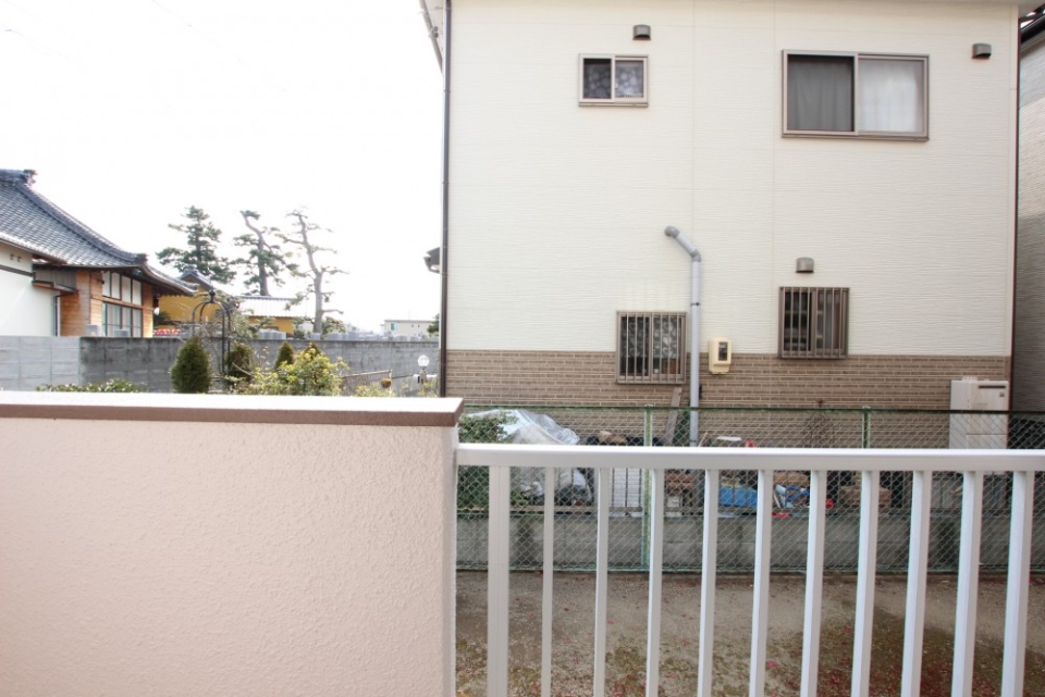 ベランダからの風景。前に建物があるので若干日当たりが悪い。