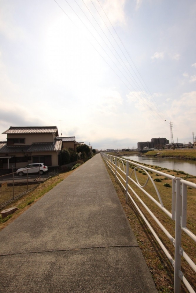 近くを流れる馬込川には歩道があり、ランニングに最適。