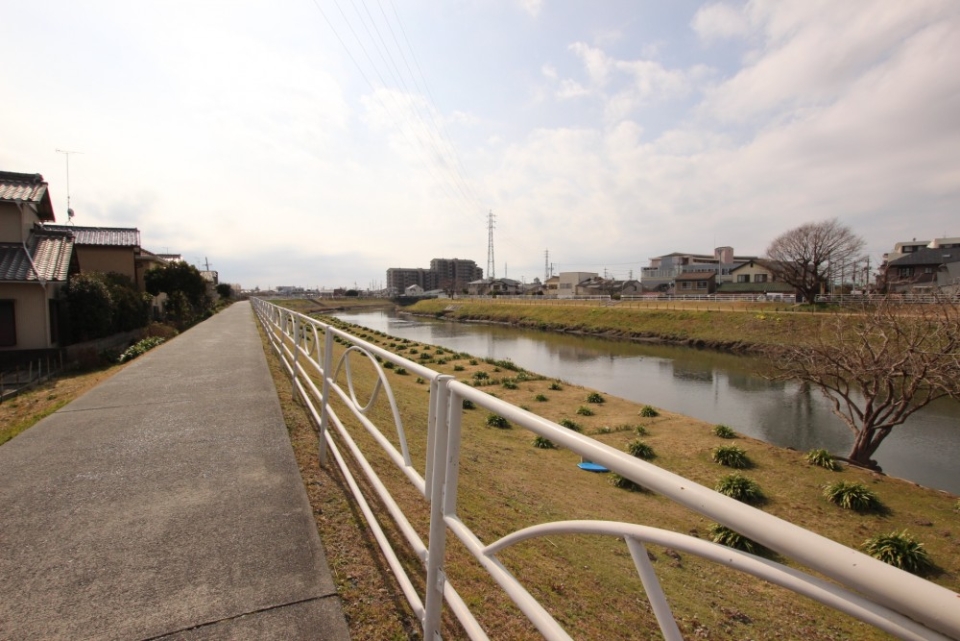 近くを流れる馬込川には歩道が整備されている。