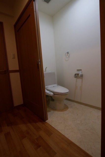 トイレもバリアフリーです。廊下ともども広々で人にやさしい。