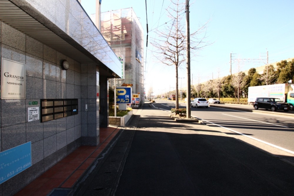 建物北側にはバイパスが走る。交通量も多い。