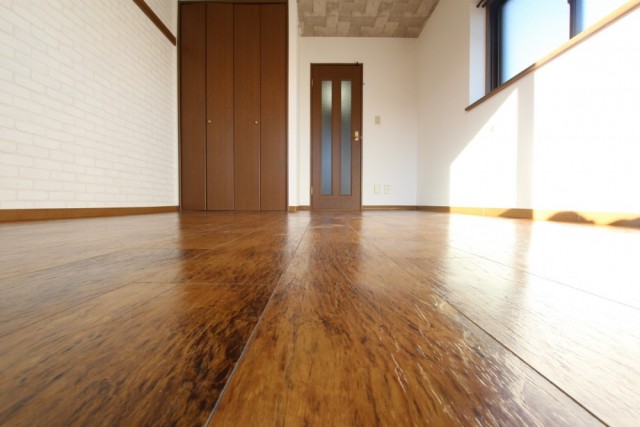 床の荒々しさと天井の無骨さ、そして白ブリックの壁紙がマッチ。